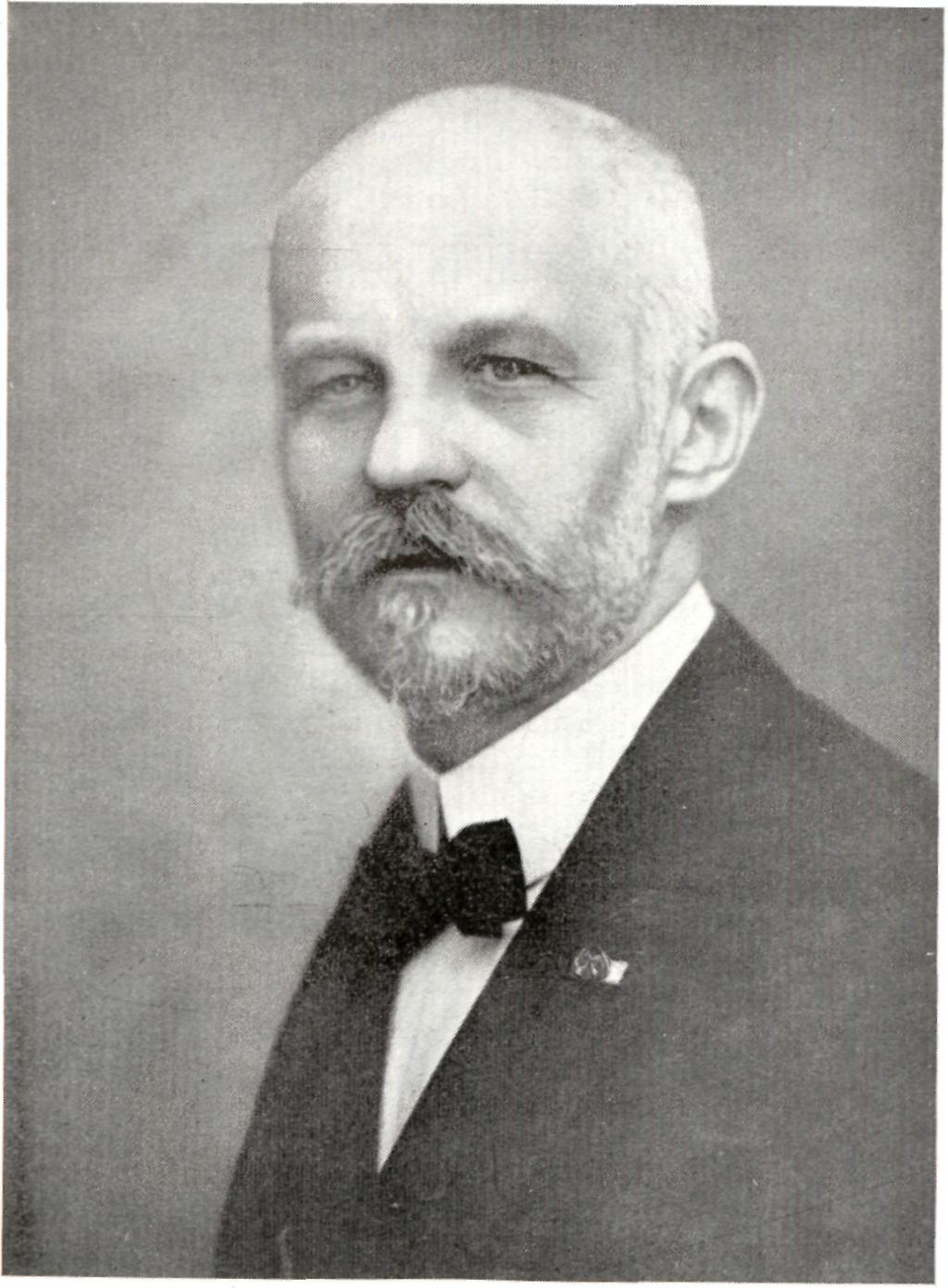 ALBUM PRAWNIKÓW POLSKICH 48. ALEKSANDER MOGILNICKI Urodzony 1875 r. w Warszawie; kand. praw Uniw. Warsz.; dr praw Uniw. Jagiellońskiego; adwokat; od 1913 prof.