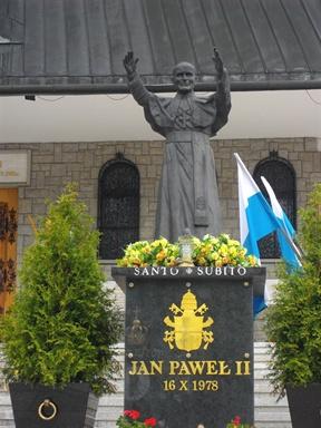 Pomnik Jana Pawła II w Sanktuarium na Krzeptówkach Przed głównym wejściem do kościoła w Sanktuarium Matki Boskiej Fatimskiej na Krzeptówkach stoi pomnik Jana Pawła II. Został odsłonięty w 1994 roku.
