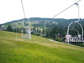 Po drodze można podziwiać wspaniałe widoki gór i architekturę góralską. Z kolejki mamy widoki na Tatry Zachodnie, i Kościelisko.