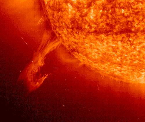 Korpuskularne i radiowe) zmiany w wyglądzie korony i inne WzmoŜona aktywność Słońca ma wpływ na pole magnetyczne Ziemi