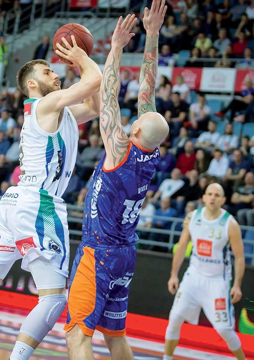 wywiad O l e k c z y ż Gotowy do walki Michał Fałkowski: Kluczowe pytanie jak się czujesz? Czy po ostatnim urazie nie ma już śladu? Olek Czyż: Jestem twardym graczem.