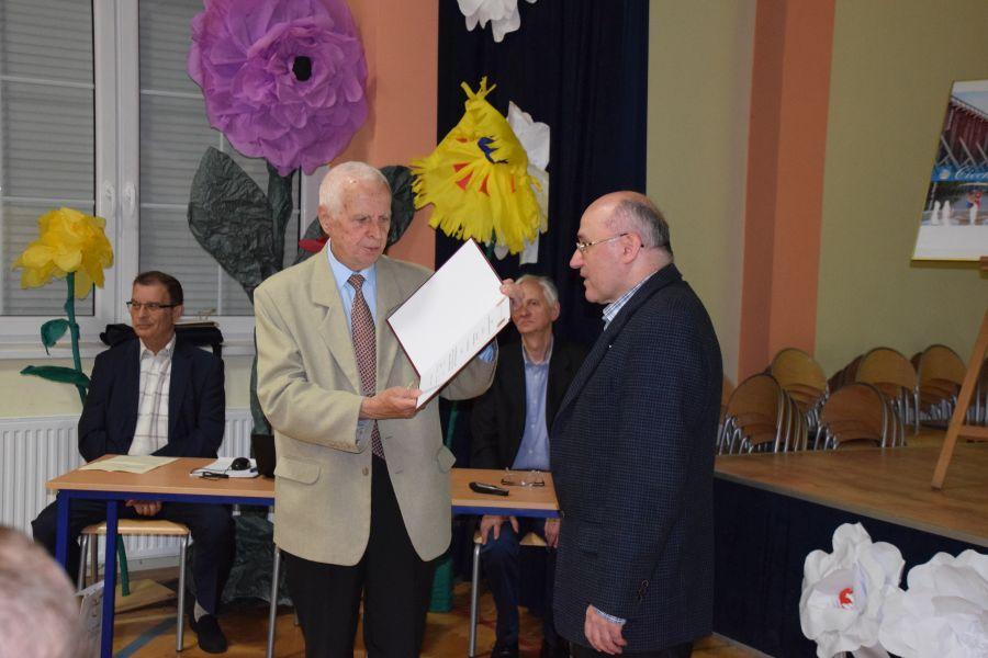 Janusz Manterys otrzymuje dyplom przyznany przez Zebranie