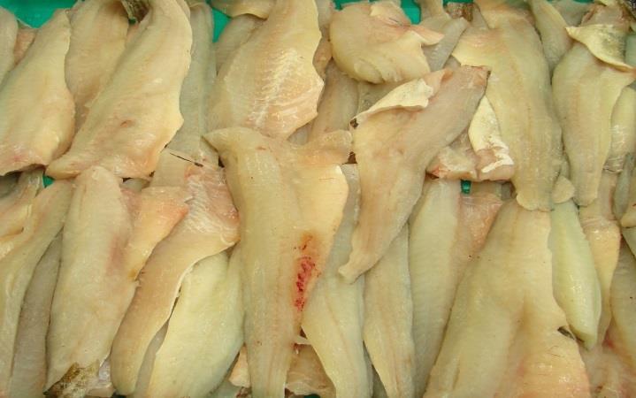 : - metoda mrożenia i typ urządzenia, - właściwości fizykochemiczne produktu, - jakość sensoryczna produktu, - bezpieczeństwo produktu, - koszty eksploatacji, np. zużycie czynników chłodniczych.