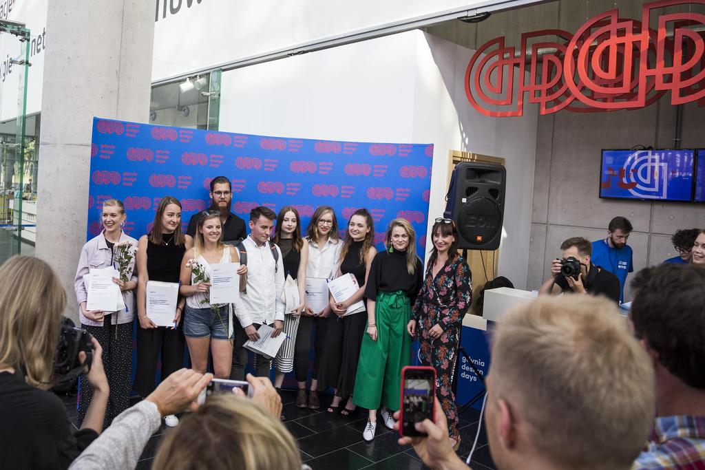 Wyróżnienia w kategorii architektura otrzymali: Maria Głowińska za projekt: W kontekście Morza Bałtyckiego. Odnowa wnętrz Dworca Żeglugi Gdańskiej w Gdyni ; Zuzanna Kubicz za Poza sezonem.