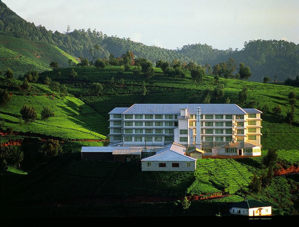 HOTEL ***** Znajduje się na plantacji herbaty i oferuje urządzone w stylu kolonialnym pokoje z widokiem na okoliczne wzgórza i plantacje.