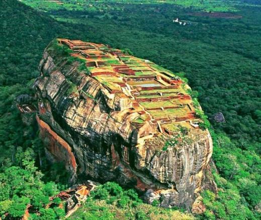 Następnie udamy się do miejscowości SIGIRIYA, gdzie znajduje się olśniewająca pięknem twierdza z V w.