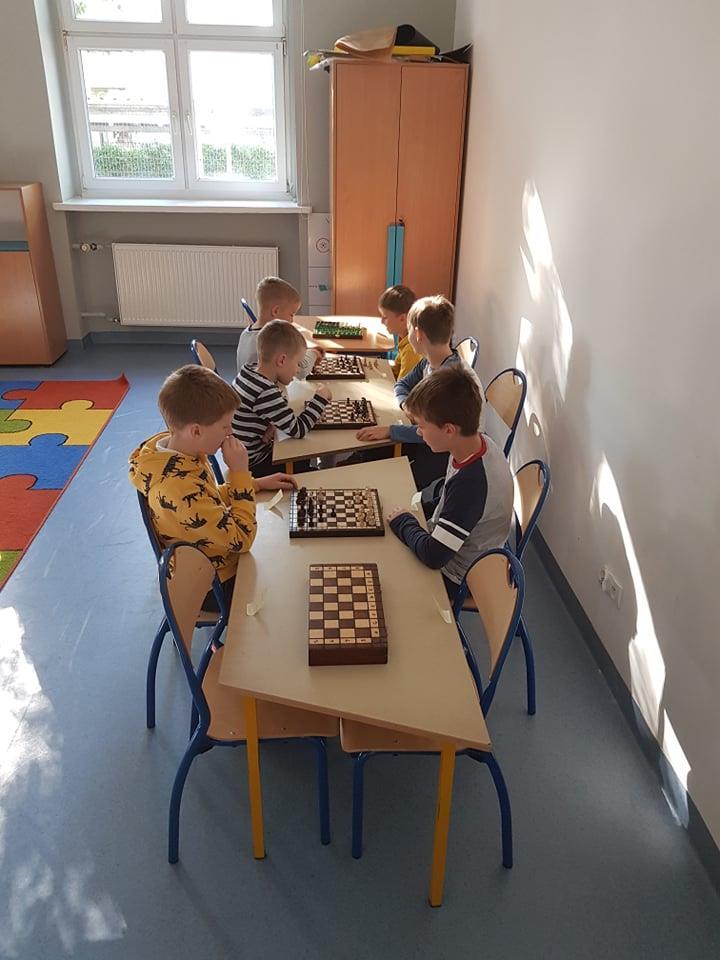 Szach mat turniej szachowy. W dniu 30 maja w świetlicy szkolnej odbył się turniej szachowy Szach mat.