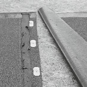 - papę można układać równolegle jak i prostopadle do okapu. - prace z użyciem papy nie zaleca się prowadzić w temperaturze niższej niż 0 C.