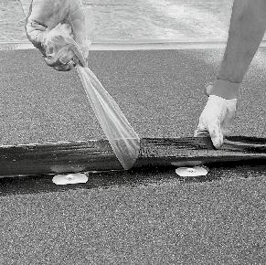 Po zamontowaniu mechanicznym skleić zakłady po uprzednim usunięciu folii