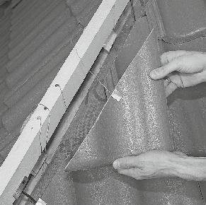 dachówkę tak, aby dachówka weszła do samego