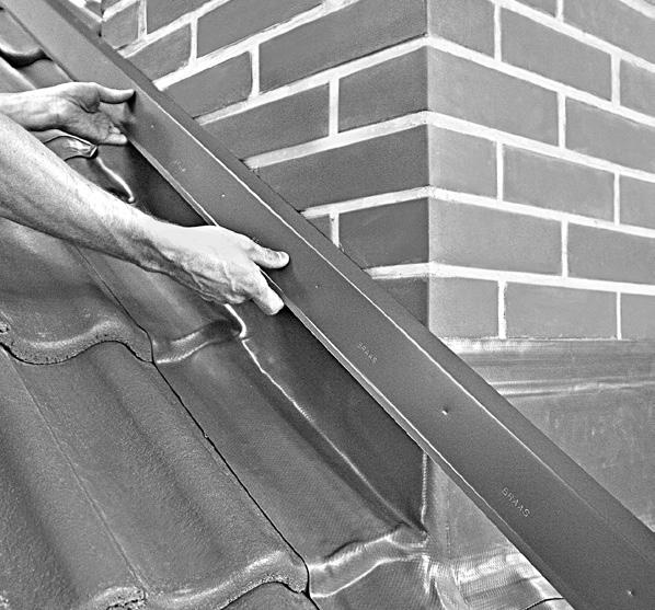 Linie cięcia dachówek powinny znajdować się w odległości około 8-10 cm od osi kosza na każdą