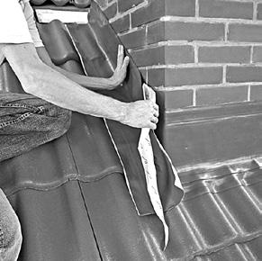 Taśmę przyklejać na odpyloną i suchą powierzchnię. Zalecamy montaż w temperaturze powyżej 0 C.