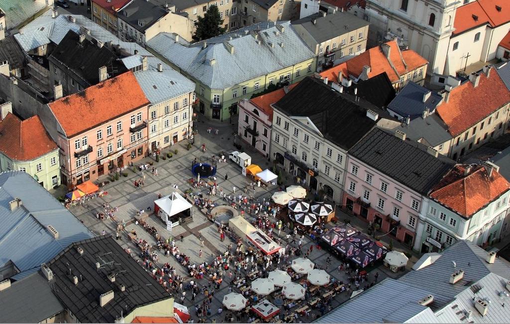 Inżynierską, korytem rzeki Strawy i ulicą Litewską, od wschodu: placem Litewskim, ul. M.