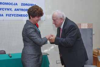 Ryszardowi Asienkiewiczowi za osiągnięcia naukowe i organizacyjne. Przewodniczący Polskiego Towarzystwa Medycyny Społecznej i Zdrowia Publicznego prof. Alfred Owoc wręczył uroczyście prof. zw. dr hab.