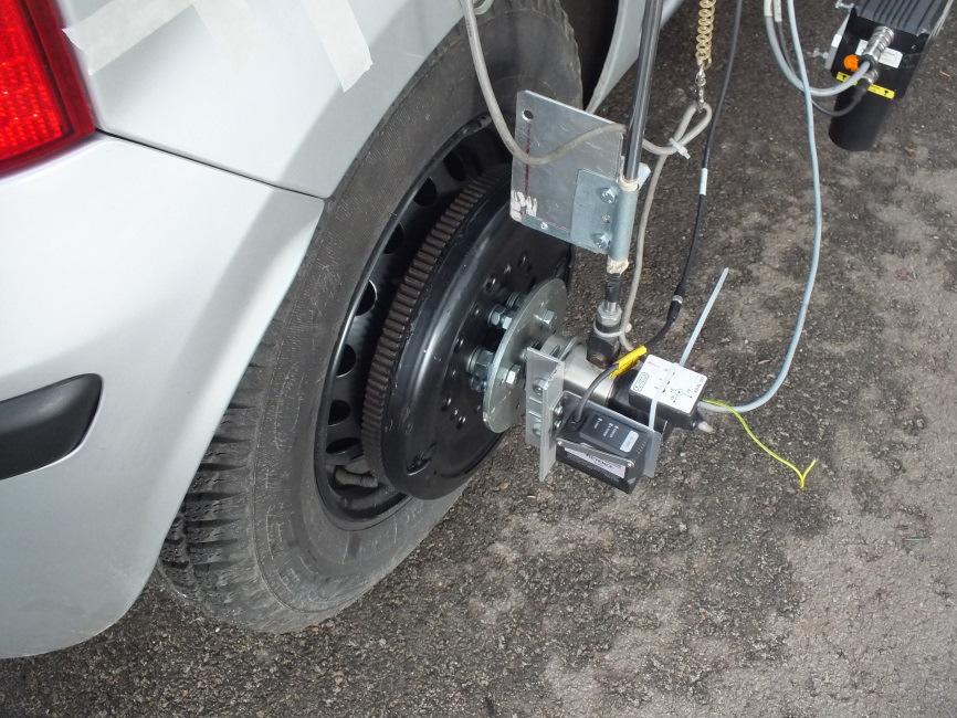 Maszyny Elektryczne - Zeszyty Problemowe Nr 2/2019 (122) 171 Ciśnienie w oponach było zgodne z zaleceniami producenta pojazdu i było takie same w obu przypadkach, z masami symulującymi silniki