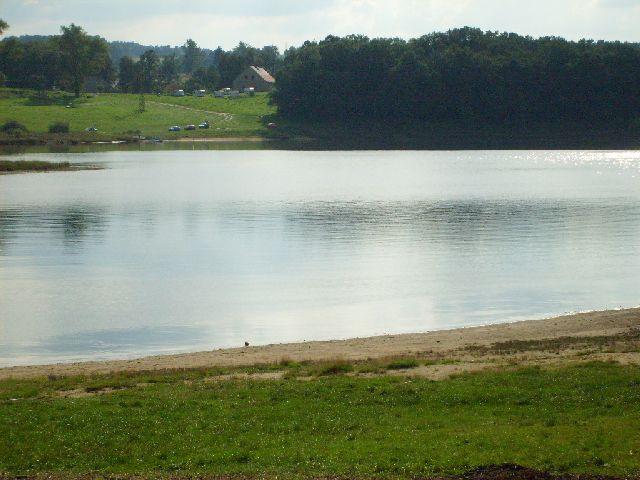 Do sprzedania działka budowlana o powierzchni 1268 m2, kształtem zbliżona do prostokąta. Usytuowana jest na płaskim terenie w miejscowości Pisarzowice koło Lubania.