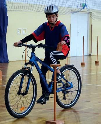 W części praktycznej uczniowie prezentowali swoje umiejętności jazdy rowerem po torze sprawnościowym.