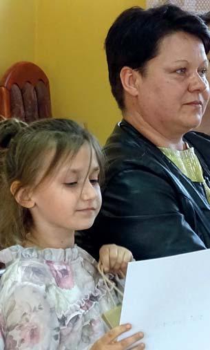Podziękowania otrzymały opiekunki śpiewających dziewcząt.
