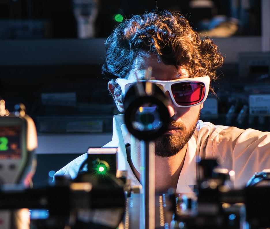 BADANIA STOSOWANE TECHNOLOGIE I INNOWACJE Univet zawsze inwestował w Badania i Rozwój: od samego początku większość zysków z podwykonawstwa dla domów mody było inwestowanych w późniejszy rozwój
