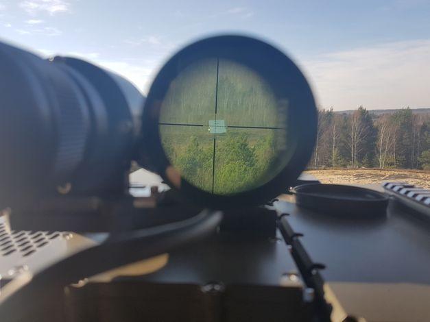 Widok na cel z lunetki zamontowanej na laserowym podświetlaczu celu LPC-1. Fot. Telesystem Mesko O rezultatach tych prac mogą jednak świadczyć testy poligonowe przeprowadzone 18 listopada 2016 r.