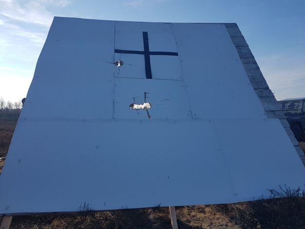 Miejsce trafienia dwóch pocisków APR 155 wystrzelonych z odległości ponad 15 km w tarczy oświetlonej laserowym podświetlaczem celu LPC-1. Fot.