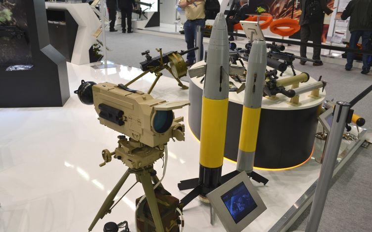 Rosyjski laserowy podświetlacz celu Malachit oraz naprowadzane nim: pocisk artyleryjski Krasnopol-M2 kalibru 152 mm i moździerzowy Gran kalibru 120 mm. Fot. M.Dura Pociski naprowadzane laserowo są tylko jednym z wielu rodzajów kierowanej amunicji artyleryjskiej.