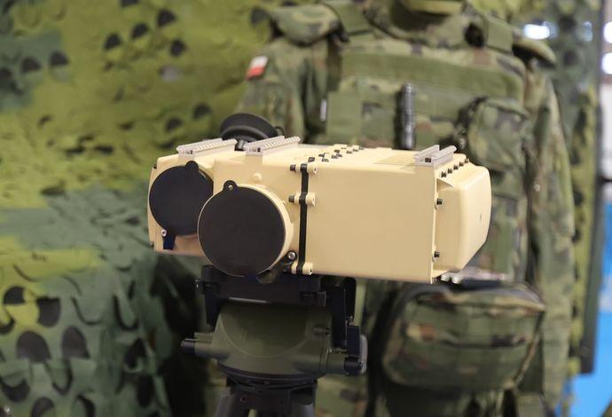 uprawnienia musiały być aktualizowane, co również generowało koszty. Wykorzystywany w polskich Siłach Powietrznych Naziemny Laserowy Wskaźnik Celu GLTD III. Fot. M.Dura Dopiero od 2008 r.