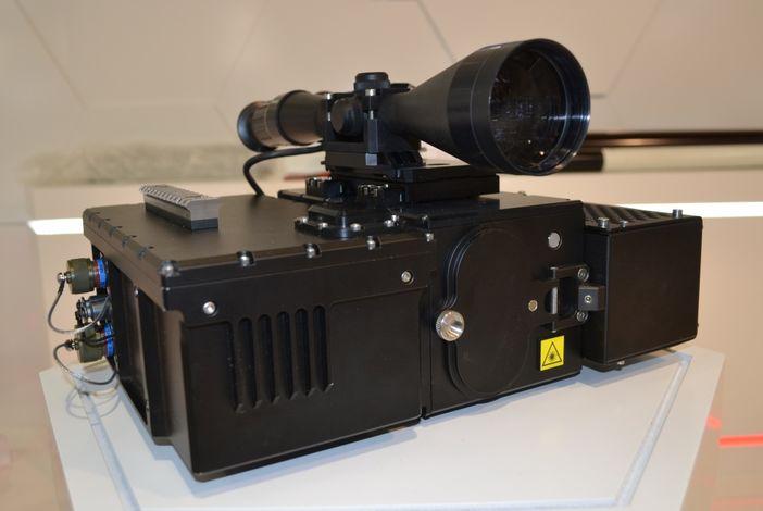 Płyta czołowa laserowego podświetlacza celu LPC-1. Fot. M.