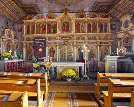 Na ścianach podziwiać można motywy architektoniczne, a na stropach figuralne sceny biblijne. W wyposażeniu znajduje się ikonostas z drugiej połowy XIX w.