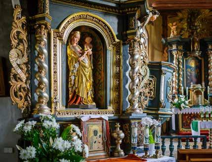 Anny z Maryją i rzeźbę Chrystusa Zmartwychwstałego. Kościół w Krużlowej posiadał również słynną gotycką rzeźbę Madonnę Krużlowską.