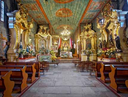 , barokowa ambona oraz kamienna chrzcielnica z XVIII w. Ołtarz główny zdobi słynący łaskami obraz Matki Boskiej Chomranickiej.