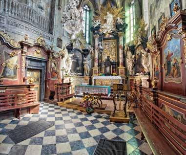 Jego autorstwa są także ołtarze boczne. W przedsionku kościoła znajduje się gotycka chrzcielnica z XV w.