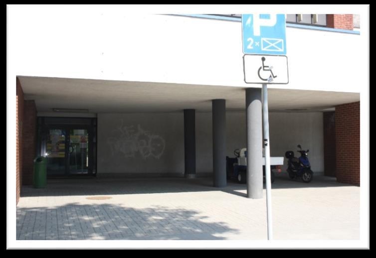 Przed budynkiem znajdują się miejsca parkingowe dla osób niepełnosprawnych.