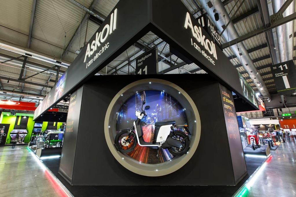 Fot. Askoll es3 black edition Stoisko Askoll zrobiło jeszcze większe wrażenie na odwiedzających niż w poprzednich latach. Producent dołożył starań, aby zaskoczyć wizytujących, czym tylko się da.