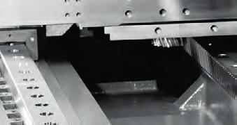 Możliwe skokowe obniżanie belki z blokowaniem hydraulicznym i równocześnie mechanicznym powoduje maksymalne zmniejszenie wysięgu wrzeciona i możliwość pracy z większymi parametrami.