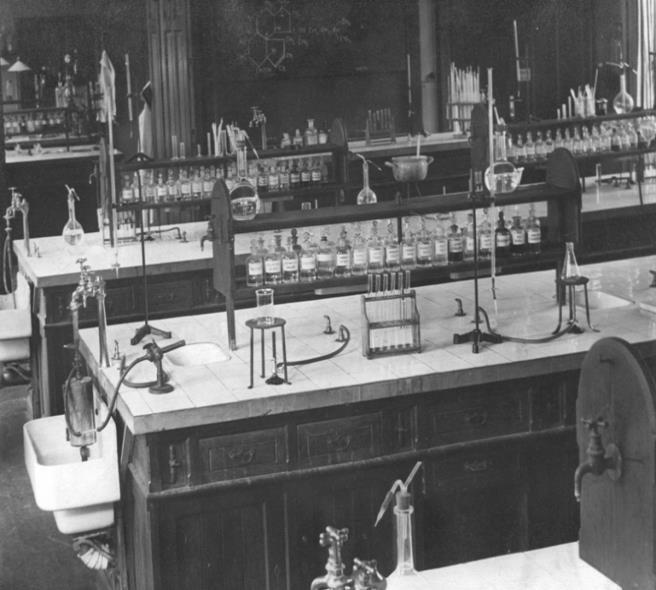 Sala zajęć laboratoryjnych dla studentów w latach pięćdziesiątych XX wieku W kolejnych latach działalności Katedry, badanie oczyszczonych enzymów przybrało charakter porównawczy, a wyniki znalazły