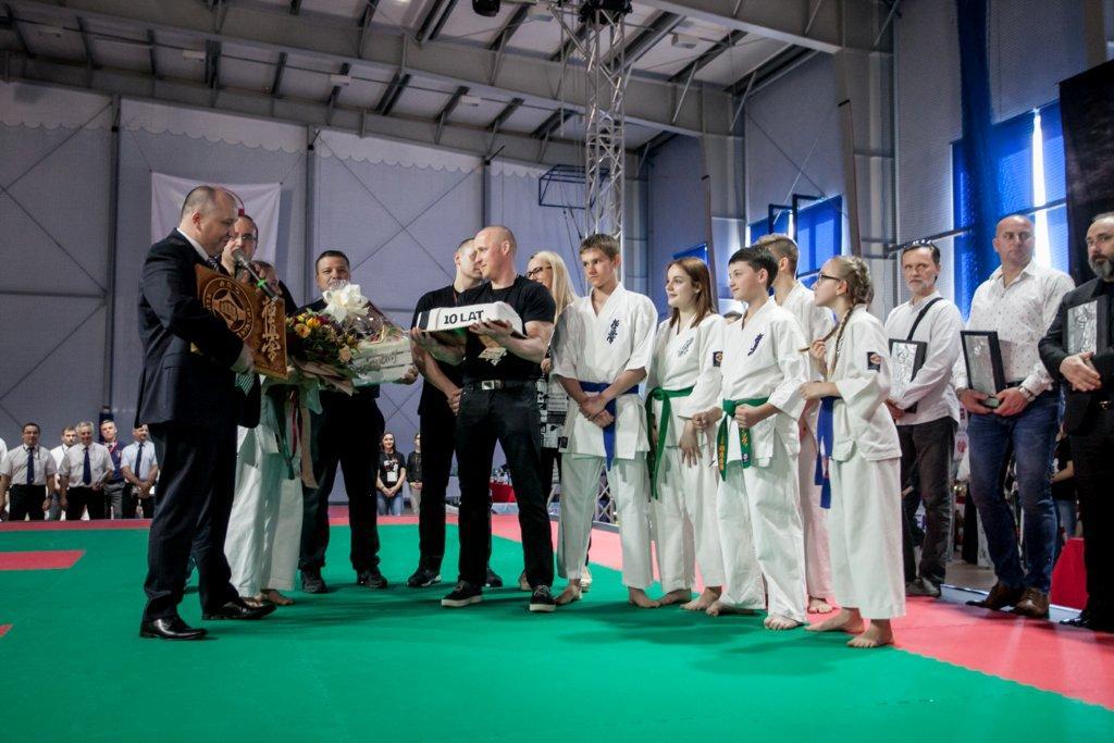 Podczas ceremonii otwarcia delegacja członków klubu ARS Klub Kyokushinkai wręczyła swojemu trenerowi i założycielowi klubu sensei