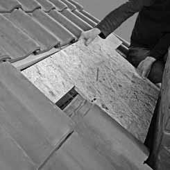 OBRÓBKA KOMINA Ułożyć dachówki wokół komina łącznie z docinaniem dachówek, zostawiając jednak wolne miejsce w dwóch rzędach za