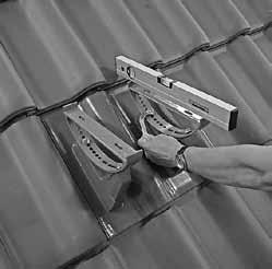 Dokręcić śruby mocujące łuki wspierające do dachówek funkcyjnych.