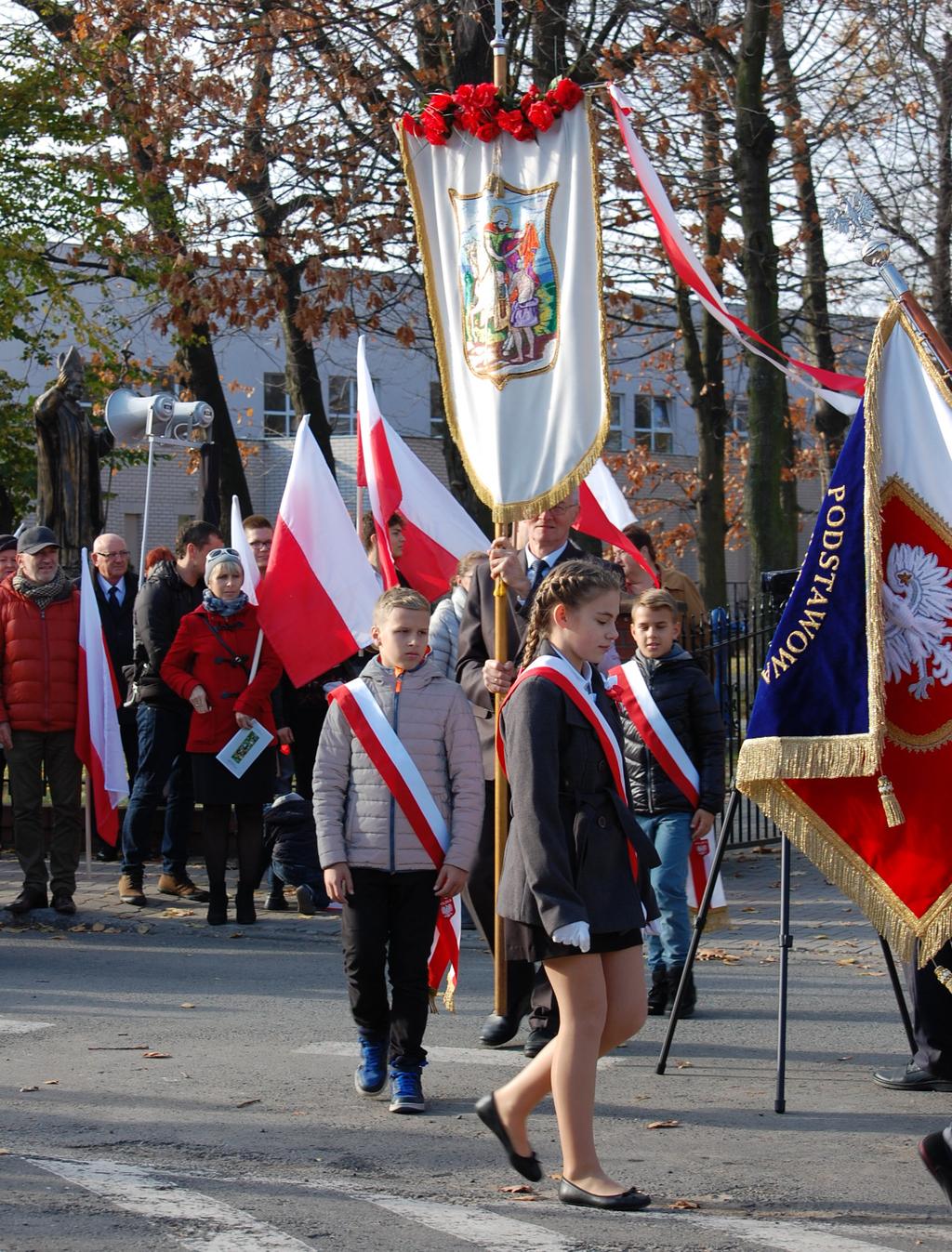 niepodległości i podsumowanie szkolnego projektu,,niepodległa". Rozpoczęto je od złożenia kwiatów przy pomniku św.