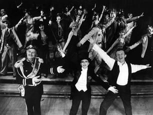 Sezon 1990/91 181 Bertolt Brecht OPERA ZA TRZY GROSZE (Die Dreigroschenoper) przek ad: W adys aw Broniewski, Bruno Winawer, Barbara Witek-Swinarska re yseria: Jan B eszyƒski scenografia: Andrzej
