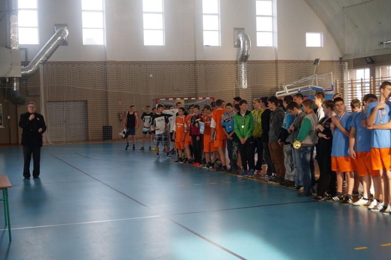 fair play. Opiekunowie drużyn, na stojąco przeżywali każde spotkanie, co rusz pokrzykując na swoich podopiecznych. Nie zawiedli kibice, wśród których znaleźli się m.in.