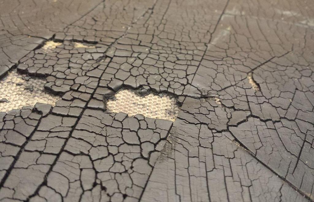 Patrząc na wyniki testów ścieralności, warto pamiętać, że wyższe wartości oznaczają większą utratę gumowej okładki, czyli mniejszą odporność na ścieranie.