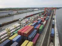 Transport intermodalny Zdolność obsługowa terminala intermodalnego warunkowana jest zdolnością obsługową środków przewozowych, pojemnością składową intermodalnych jednostek ładunkowych oraz