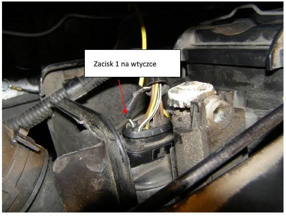 Wyprostuj / dokręć kabel, dokręć opaski kablowe i podłącz wkładki do kratki ze światłami do wiązki przewodów i włóż je do otworów. Wkładki do kratek zatrzaskują się.