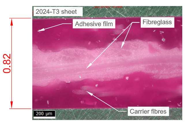 Microstructures of studied composites: without adhesive film, with adhesive film Rys. 5. Mikrostruktury stosowanych próbek kompozytowych: bez kleju błonkowego, z klejem błonkowym Fig. 4.