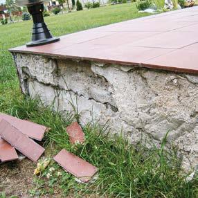 Miejsca mocowania balustrad, z uwagi na brak prawidłowego uszczelnienia, to dość często punkty, od których zaczyna się destrukcja balkonu lub tarasu.