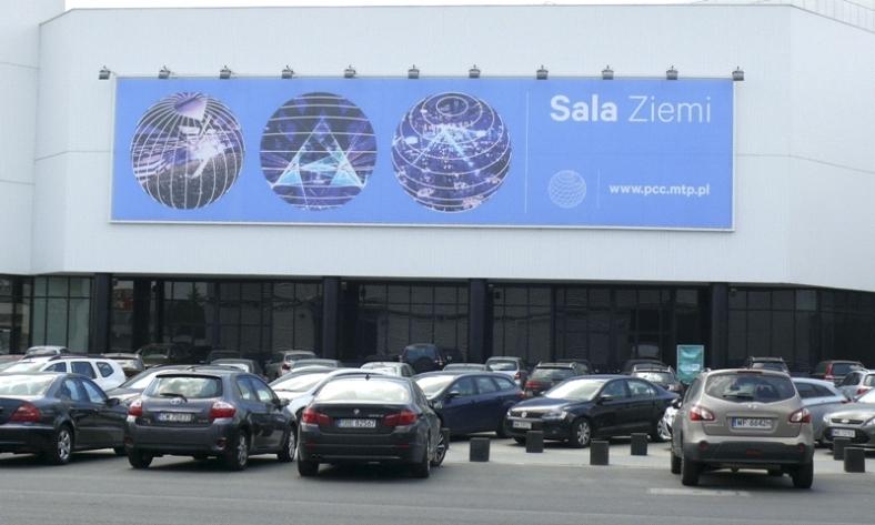 Baner na pawilonie 15 od strony pawilonu 8A (15.4; 15.