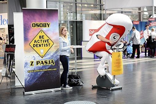zewnątrz pawilonów wystawienniczych lub w pasażu