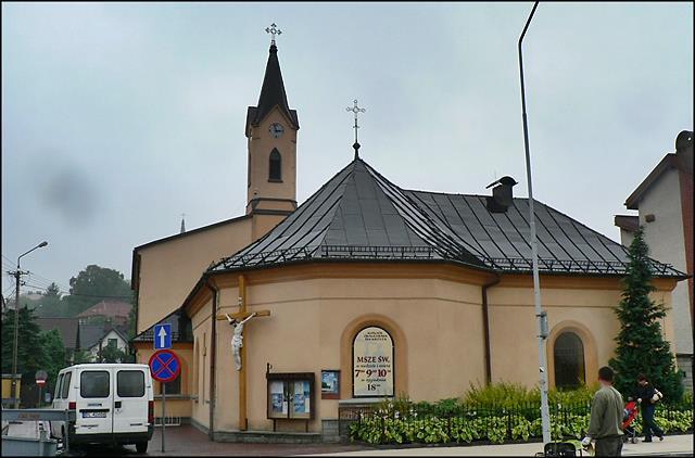 W piwnicy kamienicy przy rynku jest kaplica bardzo uboga. Są tylko ławki, ołtarz i witraż malowany przedstawiający Męczeństwo Świętego. Są też napisy: nad wejściem : Tu urodził się bł.